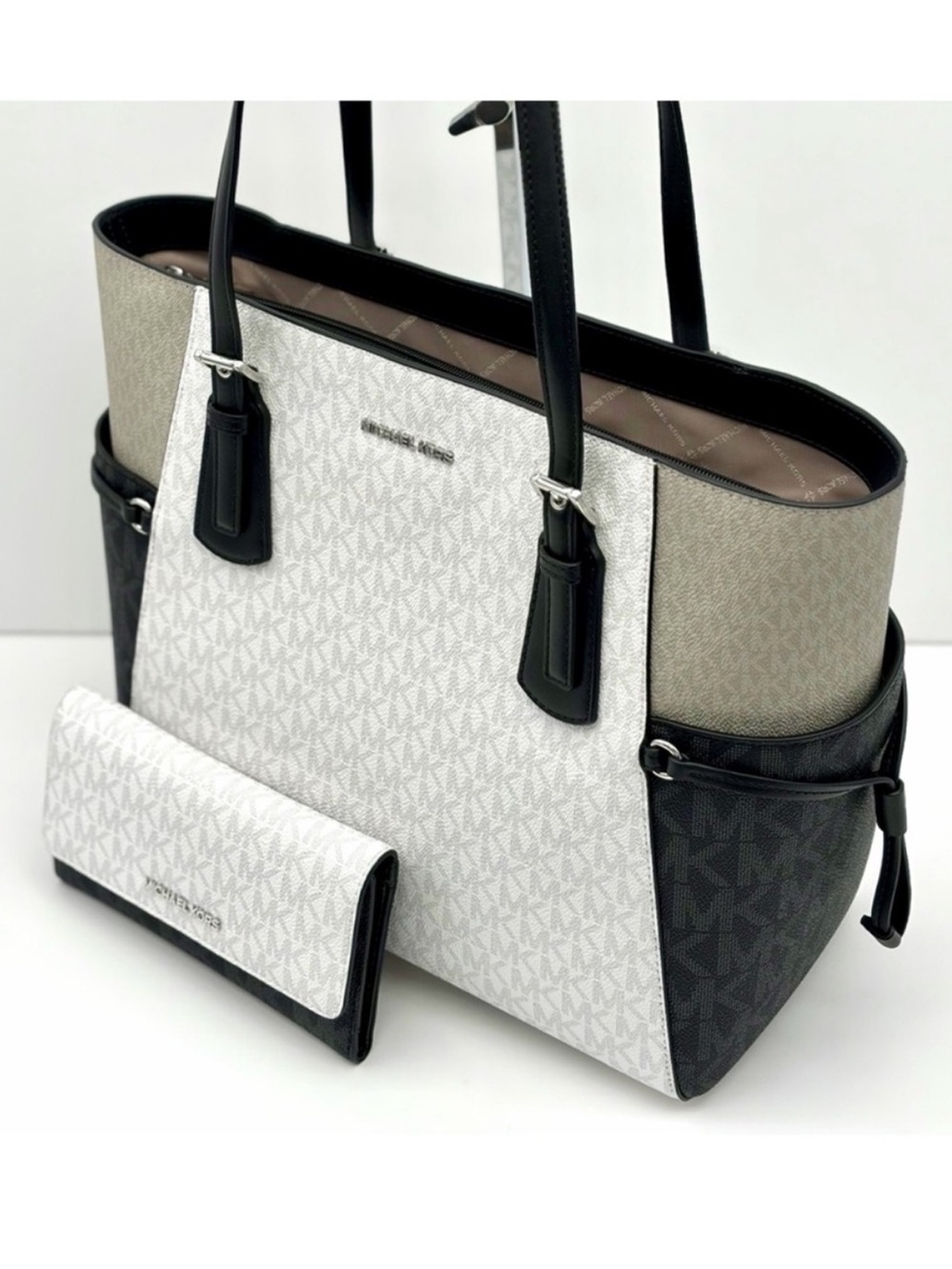 Michael Kors Voyager Logo
Tote Shoulder Bag with Matching Wallet